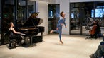 70 Jahre Musik der Zeit: Die Pianistin Florence Millet, der Tänzer Lucas Lopes Ferreira und der Cellist Oren Shevlin in der Konzertkasse der Kölner Philharmonie