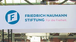 Banner mit Logo der Friedrich Naumann Stiftung auf der Bundesparteitag der FDP am 21.04.2023