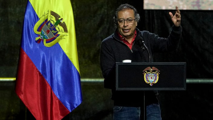 Der kolumbianische Präsident Gustavo Petro spricht am 22.07.2024 auf der Plaza Santa Maria nach der Unterzeichnung eines Gesetzes zum Verbot des Stierkampfes.