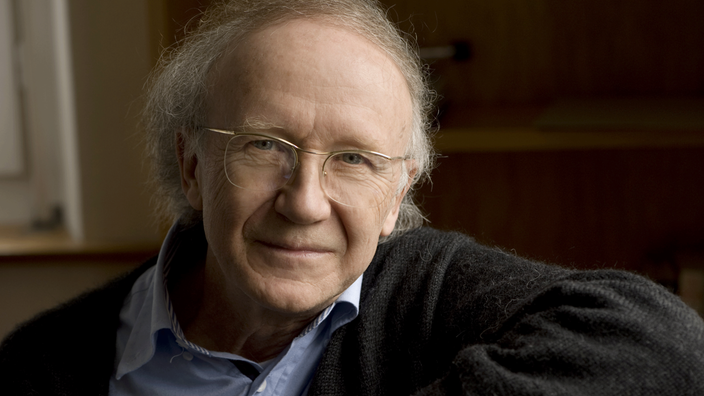 Heinz Holliger lächelt in die Kamera.