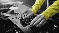WDR 3 Klassik Klub, Symbolfoto: Hände am DJ Mischpult