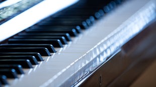 Die schwarze-weißen Tasten eines Klaviers
