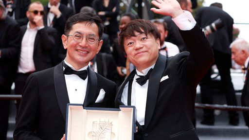 Goro Miyazaki und Kenichi Yoda mit der Goldenen Ehrenpalme für das Team von Studio Ghibli auf dem Festival de Cannes 2024 / 77. Internationale Filmfestspiele von Cannes im Palais des Festivals