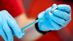 Eine Spritze wird mit Impfstoff aufgezogen. Die Ampel-Koalition möchte, dass künftig auch Zahnärzte und Apotheker mitimpfen.
