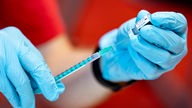 Eine Spritze wird mit Impfstoff aufgezogen. Die Ampel-Koalition möchte, dass künftig auch Zahnärzte und Apotheker mitimpfen.