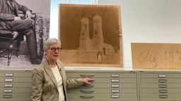 Forscherin Cornelia Kemp steht im Deutschen Museum in München vor einer vergrößerten Version des wohl ältesten Fotos Deutschlands. Die Aufnahme der Türme der Münchner Frauenkirche stammt nach Angaben des Museums aus dem Jahr 1837. 