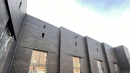 Die Akademie für Theater und Digitalität bezieht ihr neues Gebäude im Digitalquartier des Dortmunder Hafen .