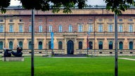 ie Alte Pinakothek ist ein 1836 eröffnetes Kunstmuseum in München-Maxvorstadt. Sie stellt unter anderem Gemälde von Malern des Mittelalters bis zur Mitte des 18. Jahrhunderts aus und ist eine der bedeutendsten Gemäldegalerien der Welt.