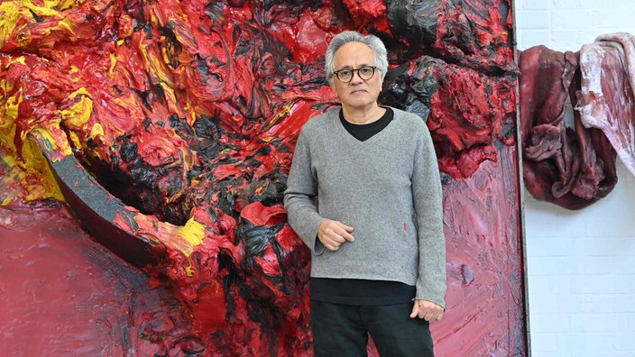 Der britische Künstler Anish Kapoor posiert am 3. März 2022 während eines Rundgangs durch sein Atelier in London für einen Fotografen.