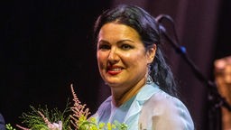 Der russische Opernstar Anna Netrebko steht im Innenhof des Fürstenschlosses St. Emmeram während der Schlossfestspiele in Regensburg auf der Bühne. 
