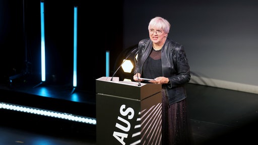 Kulturstaatsministerin Claudia Roth, spricht an einem Stehpult bei der Verleihung der Applaus-Awards.