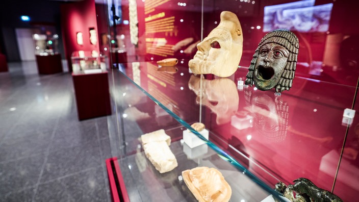 Eine römische Theatermaske aus Keramik und ein Brunnenausguss aus Bronze in Form einer Theatermaske aus dem ersten und zweiten Jahrhundert n. Chr. sind Teil der Sonderausstellung "«Augusta Emerita» - Roms Metropole in Spanien"  im Xantener Römermuseum .