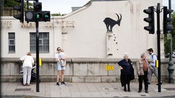Banksys neues Werk in London - Steinbock an einer Wand