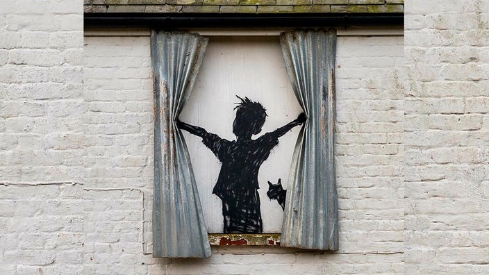 Zu sehen sind die Umrisse eines Jungen, der scheinbar an einem Fenster steht und einen Vorhang aus Wellblech zur Seite schiebt.