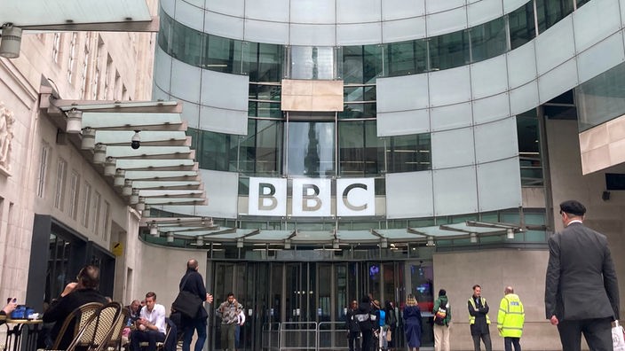 Das Sender-Logo prangt am Eingang der britischen Rundfunkanstalt BBC.