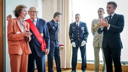 Bei seinem Besuch in Berlin hat der französische Präsident Emmanuel Macron das als Nazi-Jäger bekannte Paar Beate und Serge Klarsfeld ausgezeichnet.