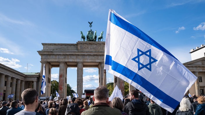 Ueber 2000 Menschen nehmen an einer pro-israelischen Solidaritaetskundgebung vor dem Brandenburger Tor teil.