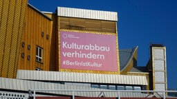 Transparent an der Berliner Philharmonie mit der Aufschrift "Kulturabbau verhindern #BerlinIstKultur".