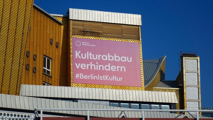 Transparent an der Berliner Philharmonie mit der Aufschrift "Kulturabbau verhindern #BerlinIstKultur".