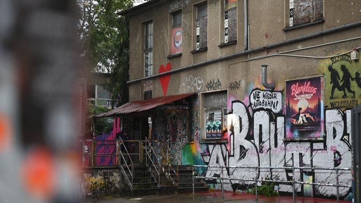 Blick auf den mit Graffiti versehenen Eingangsbereich des Technoclubs "About Blank" in Berlin Friedrichshain