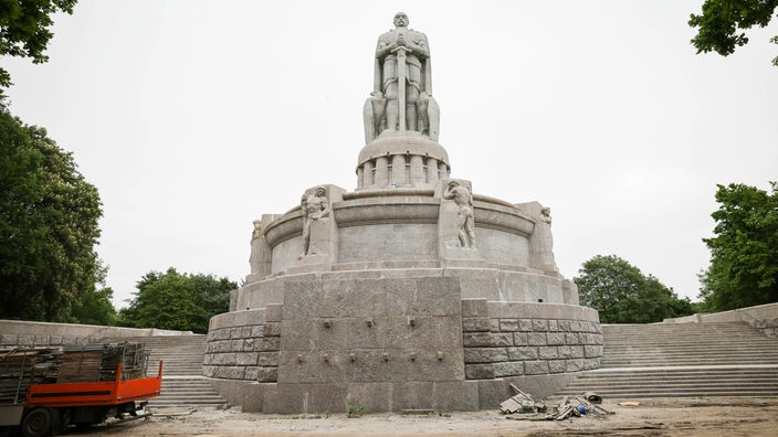 Die Baustelle am Bismarck-Denkmal. Bis Juli 2023 sollen die Sanierungsarbeiten beendet sein.