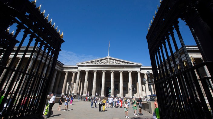 August 2023: Geöffnetes Tor mit Blick auf die Fassade des British Museum in London.