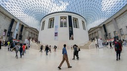 Blick in den Innenhof mit Kuppeldach des British Museum in London.