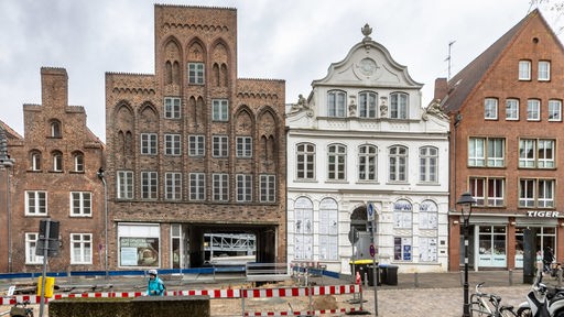 Schleswig-Holstein, Lübeck: Blick auf die Gebäude Mengstraße 4 und 6, die nach dem Umbau zusammen als "Das NEUE Buddenbrookhaus" eröffnet werden sollen . 