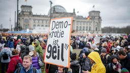 Schild Demokratie ist geil, Demonstration des Bündnisses Wir sind die Brandmauer für Demokratie und gegen Rechtsextremismus, Berlin, 3.2.2024 