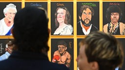 National Gallery of Australia in Canberra: Besucher betrachten vom Künstler Vincent Namatjira entworfene Porträts, die unter anderem ein Bild von Gina Rinehart zeigt (Bildmitte oben).