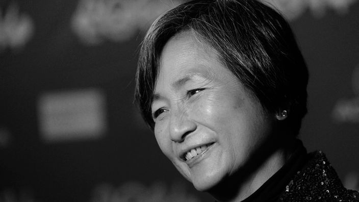 Ein schwarz weiß Porträt der verstorbenen Schauspielerin Cheng Pei-pei.