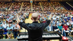 Mehr als 3000 Sängerinnen und Sänger aus ganz Deutschland haben sich erstmals in der Essener Grugahalle getroffen, um das Chormusical "Bethlehem" zu proben. 