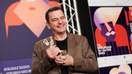  Regisseur und Drehbuchautor, freut sich über den Silbernen Bär auf der Pressekonferenz nach der Preisverleihung der Berlinale.