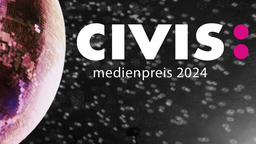 Schriftzug Civis-Medienpreis 2024 Neben einer Diskokugel