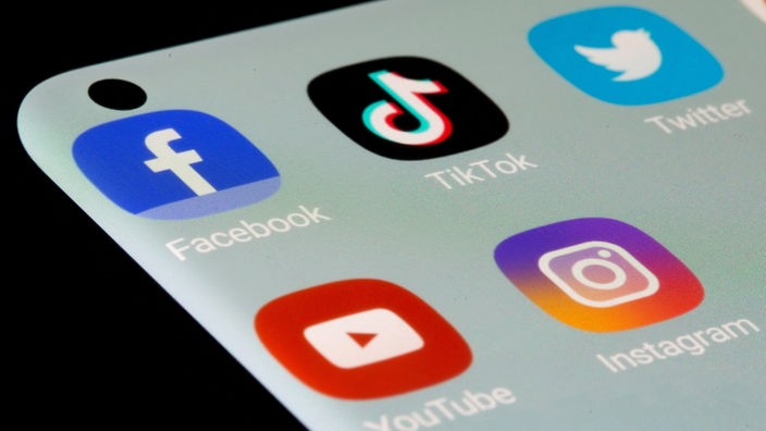 Facebook, TikTok, Twitter, YouTube und Instagram Apps auf einem Smartphone
