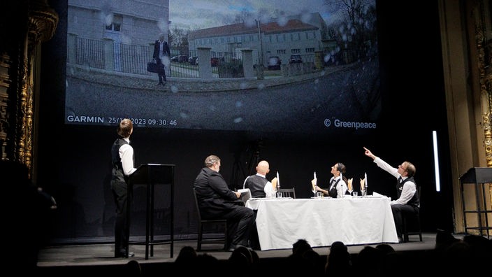 Die Schauspieler Veit Schubert (l-r), Max Gindorf, Constanze Becker, Oliver Kraushaar, Andreas Beck, spielen bei einer szenischen Lesung auf der Bühne des Berliner Ensemble.