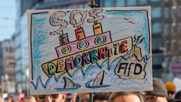 Demonstration gegen die AFD in Düsseldorf, auf einem Plakat steht "SOS Demokratie"