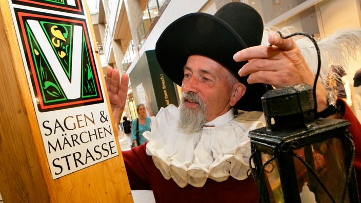 Verkleidet als der Schweriner Schlossgeist "Petermännchen" hält Dietrich Felske am Informationsstand zur künftigen Sagen- und Märchenstraße in Schwerin seine Laterne.