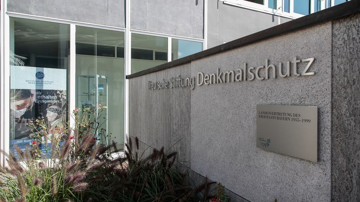 Außenansicht Gebäude, Teilansicht, Schriftzug an Mauer "Deutsche Stiftung Denkmalschutz"