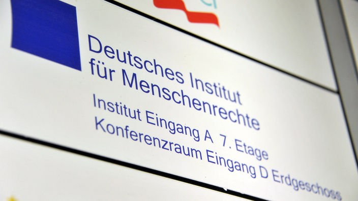 Das Eingangsschild des Deutschen Instituts für Menschenrechte.