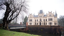 Die Aussenansicht von Schloss Evenburg.