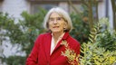 Die Bestseller-Autorin Donna Leon posiert im Oktober 2024 in Helsinki.