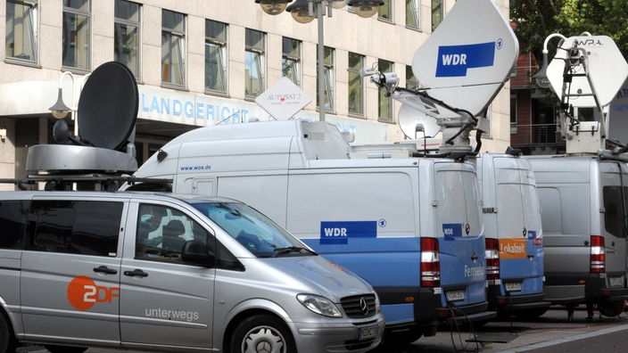 Ü-Wagen von WDR und ZDF stehen vor dem Bochumer Landgericht