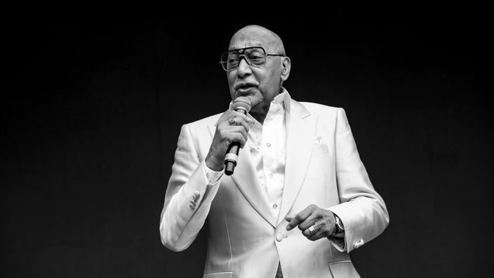Duke Fakir von den Four Tops tritt beim All In Music and Arts Festival auf dem Indiana State Fairgrounds in Indianapolis am 03.09.2022 im weißen Jacket auf. 