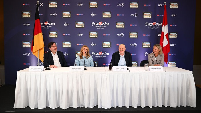 Frank Beckmann (l-r), NDR Programmdirektor), Inga Leschek, Chief Content Officer RTL Deutschland, Stefan Raab und Christine Strobl, ARD-Programmdirektorin, sitzen während einer Pressekonferenz nebeneinander. 