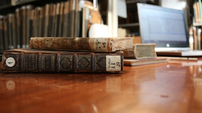 Historische Bücher aus der Sammlung des Kölners Ferdinand Franz Wallrafs in der Universitäts- und Stadtbibliothek Köln liegen auf einem Tisch. 