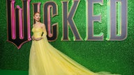 Ariana Grande vor dem Schriftzug "Wicked" 