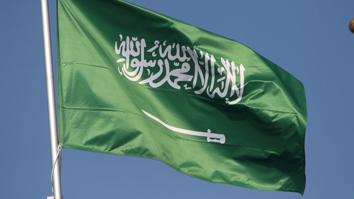 Die Flagge von Saudi Arabien flattert im Wind.