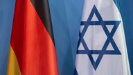 Die Flaggen von Deutschland (r.) und Israel (l.) nebeneinander.