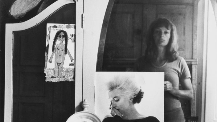 Die Fotografin Helga Paris ist auf dem schwarz-weißen Selbstporträt "Selbst im Spiegel" in Berlin 1971 zu sehen. 
